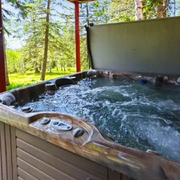 Cabin close to the slopes! Wifi, fireplace, and hot tub