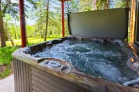 Cabin close to the slopes! Wifi, fireplace, and hot tub