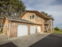 Oceanfront Home, Lighthouse, Beach Access, Spectacular Sunsets, Newly Remodeled Hotels in Coos Bay