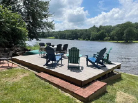Stunning Lakefront Escape! Book Your Dream Getaway!