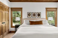The Treehouse Cabin Mins to Center Hill Marina Caney Fork River Edgar Evins Park
