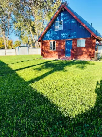 Stay at this super, cozy, country cabin in Caldwell, Idaho off of I84.