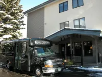 Remodeled 2BR + Den Condo w/ FREE WiFi, Parking, Heated Pool, Hot Tubs, Shuttles