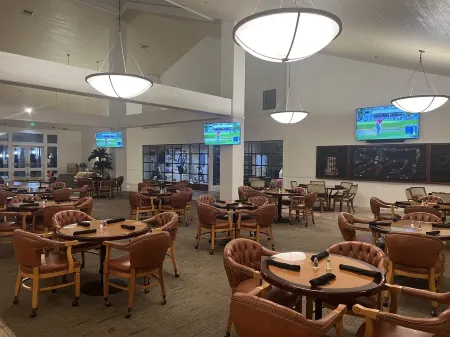 Desert Retreat with Golf course and Mountain views.  Pickle Ball, Tennis, Pools! Отели рядом с достопримечательностью «Палм-Дезерт Палмс»