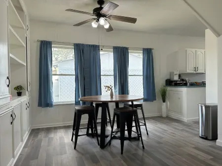 BEAUTIFUL HOME IN BAYTOWN HEIGHTS Отели в г. Бейтаун