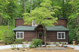 Charming 2Br Highlands Cottage with Cozy Fireplace, 3 Min to Main St & Dry Falls