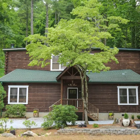 Charming 2Br Highlands Cottage with Cozy Fireplace, 3 Min to Main St & Dry Falls