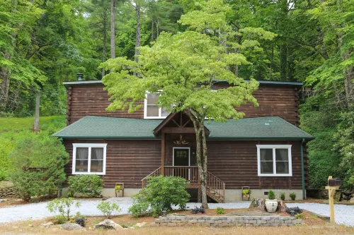 Highlands, NC - Cozy fireplace 3 min to posh Main Street, or majestic Dry Falls!