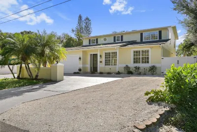 Spacious 5-Bedroom 3.5-Baths St. Pete Beach House with Pool 4mins from Beach! Plant Sumner House 주변 호텔