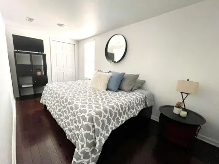 Large, modern 2 bedroom in the heart of Forest Park