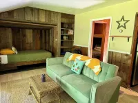 Cozy cabin in the heart of ski country. Hotels in Fayston