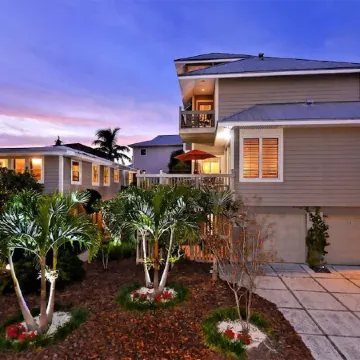 Siesta Key Escape / 2 Br + Den / Pool & Gulf Views