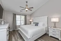 Castle Glow - 2Br - BBQ Gr - Walk to Kroger Field
