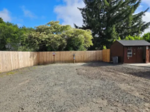 So much to enjoy at this 2-bedroom cottage in Charming Lakeside. レイクサイドのホテル