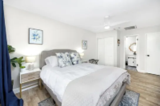 1 block to dwnt/7min to beach/King bed/Free parking