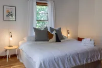 The McKenzie BnB - Charming & Cozy - 1 Block from Downtown Pullman!