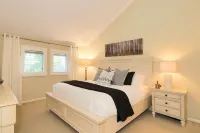 Perfect Ski Vacation - Large Condo with 4 Ensuite Bed/Bath w/ Hot Tub & Grill