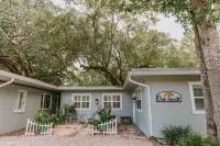 The King Suite - perfect location in Ocean Springs. Only 1 block to Front Beach!