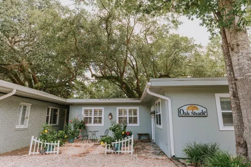 The Queen Suite - perfect Ocean Springs location only 1 block to Front Beach!