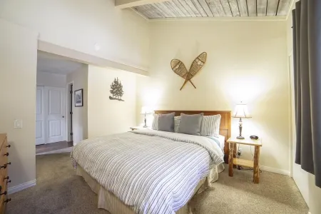 Cozy & Spacious Slope-Side Condo - Walk to Canyon Lodge