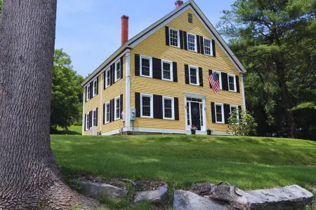 Hillside Haven: Luxe Farm Escape with 5BR - 2 King Bed - 2 Full Bath - Sleeps 10