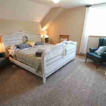 Alegria!  Five Bedroom Colonial Style Home Conveniently Located! Pet Friendly! Rooms