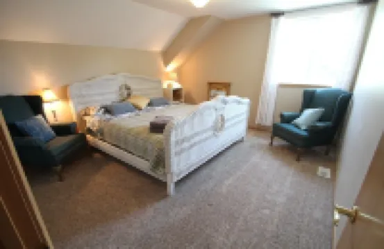 Alegria!  Five Bedroom Colonial Style Home Conveniently Located! Pet Friendly!