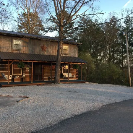 Cabin at Woods Creek Lake in East Bernstadt, Ky Beautiful Wooded Views