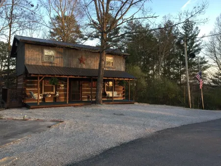 Cabin at Woods Creek Lake in East Bernstadt, Ky Beautiful Wooded Views