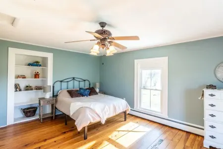 Charming Farmhouse w King Bed Hot Tub & EV Charger