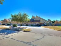 Brownsville- Indoor Heated pool, Tennis court, luxury mansion by Lake Overholser