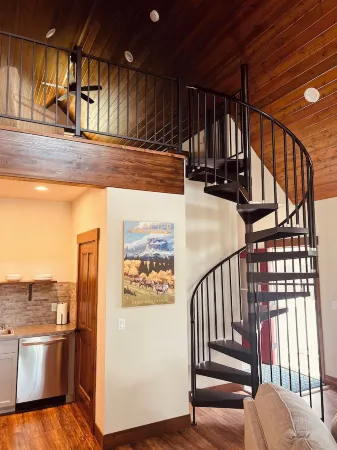 Grand Opening Pricing! Cozy 2 Bedroom Cabin with views of Flathead Lake Отели в г. Лейксайд