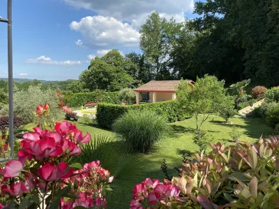 CHARMING VILLA IN SARLAT 4/8 pers, green and flowery setting, heated swimming pool Sarlat la canéda附近的飯店