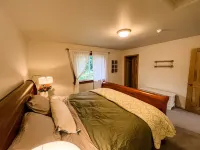 Cozy up in this private bungalow in the trees close to trailheads & shopping