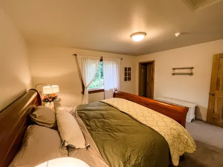 Cozy up in this private bungalow in the trees close to trailheads & shopping