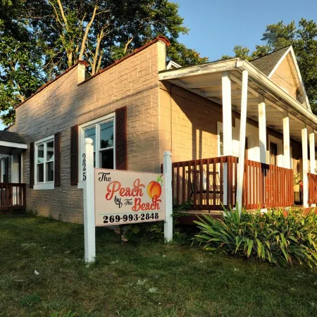 Peach by the Beach! 1 Bdrm Apt close to downtown