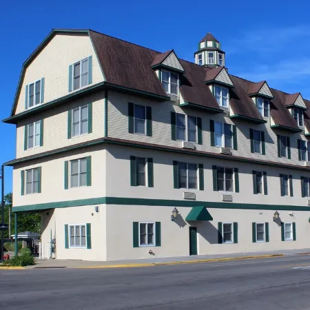 Waters Edge - Walking distance to everything!