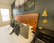 Unique & Spacious Home • GREAT LOCATION • HOT TUB 🔥• Sleeps 14• Family Friendly