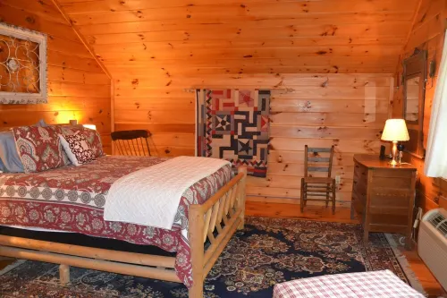 Creekside, Pet Friendly Mountain Log Cabin in the Smokies,  Fire Pit + Hot Tub