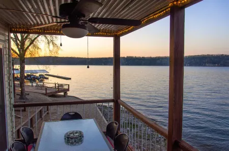 Prime Location on Main Channel-Steps to Pool & Lake. Stunning Views! 12X32 Slip Отели рядом с достопримечательностью «Margaritaville Lake Resort Lake of the Ozarks»