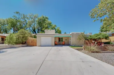 CasaDeRita Luxury Home near UNM!