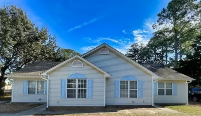 Turtle's Nest-Free BEACH pass! 2 King bedrooms, Golf/Fish, Walk to restaurants!