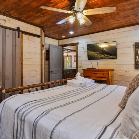 Sweeping Mountain Views! Secluded, Fire pit, Hot tub, Gas Fireplaces, Game Room!