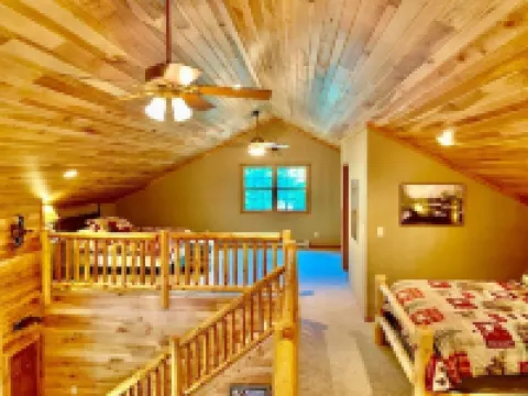Log Cabin/ w hot tub, outdoor pool & pool table