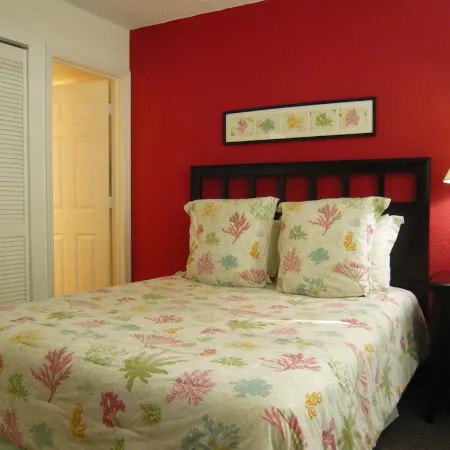 Key West Condo close to the Ocean. 1 mile to Smathers & 3 miles to Duval St.