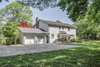 The White Colonial.  Minutes to Downtown Franklin. Hotels near Franklin on Foot