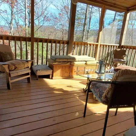 Cozy Cabin on 11 Acres w/ Lake&Mtn Views. Wifi, Great Cell Svc Moderated AC.