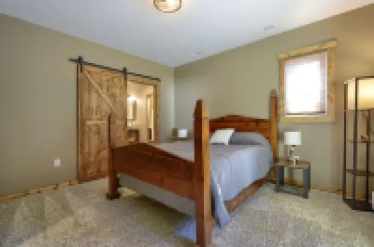 Lazy Dog Lodge, Hot Tub, AC & Activities Near Black Hills