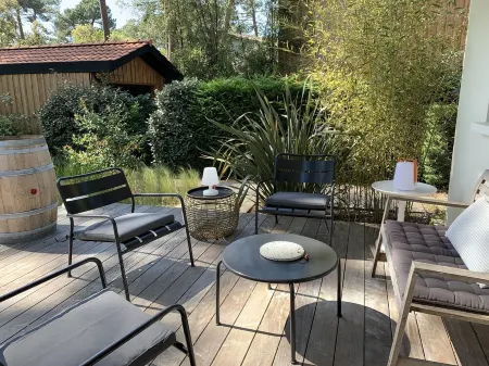 Lovely garden level of villa, totally independent, quiet, large garden