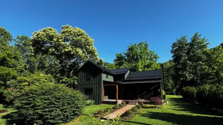 Charming cozy RIVERFRONT cottage on the Piney River. A little slice of heaven! Отели рядом с достопримечательностью «Lazy Days Winery»